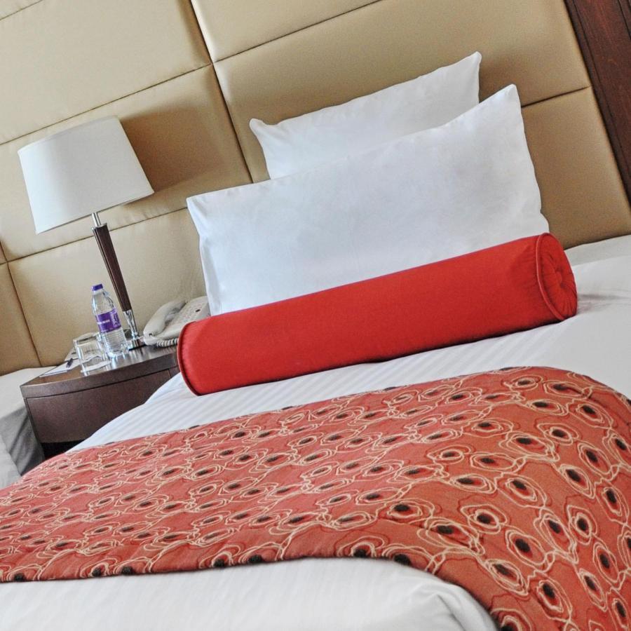 Park Regis Kris Kin Hotel Дубай Екстер'єр фото A bolster pillow