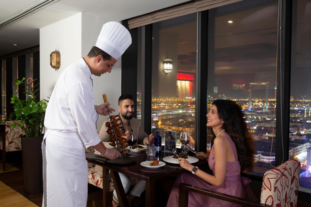 Park Regis Kris Kin Hotel Дубай Екстер'єр фото A chef serves food at a restaurant