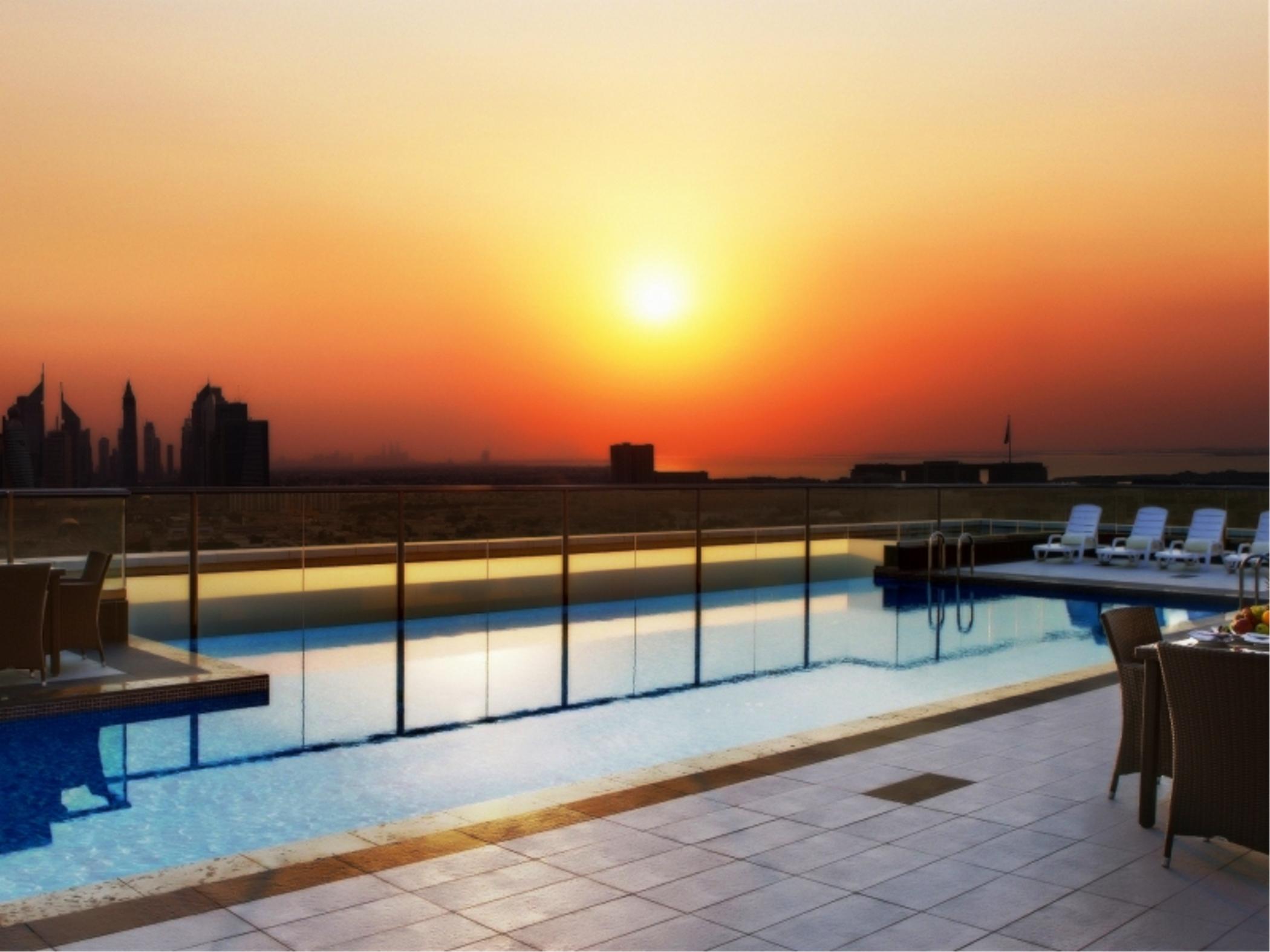 Park Regis Kris Kin Hotel Дубай Екстер'єр фото The swimming pool at the top of the hotel
